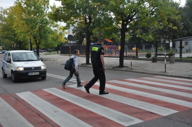 Bezpieczna droga do szkoły:Policjanci pilnują bezpieczeństwa na przejściach dla pieszych (7.IX.2011) - zdjęcie #2 - eOstroleka.pl