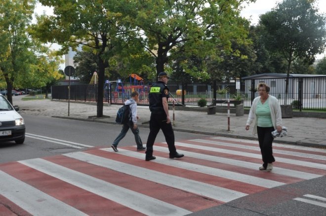 Bezpieczna droga do szkoły:Policjanci pilnują bezpieczeństwa na przejściach dla pieszych (7.IX.2011) - zdjęcie #1 - eOstroleka.pl
