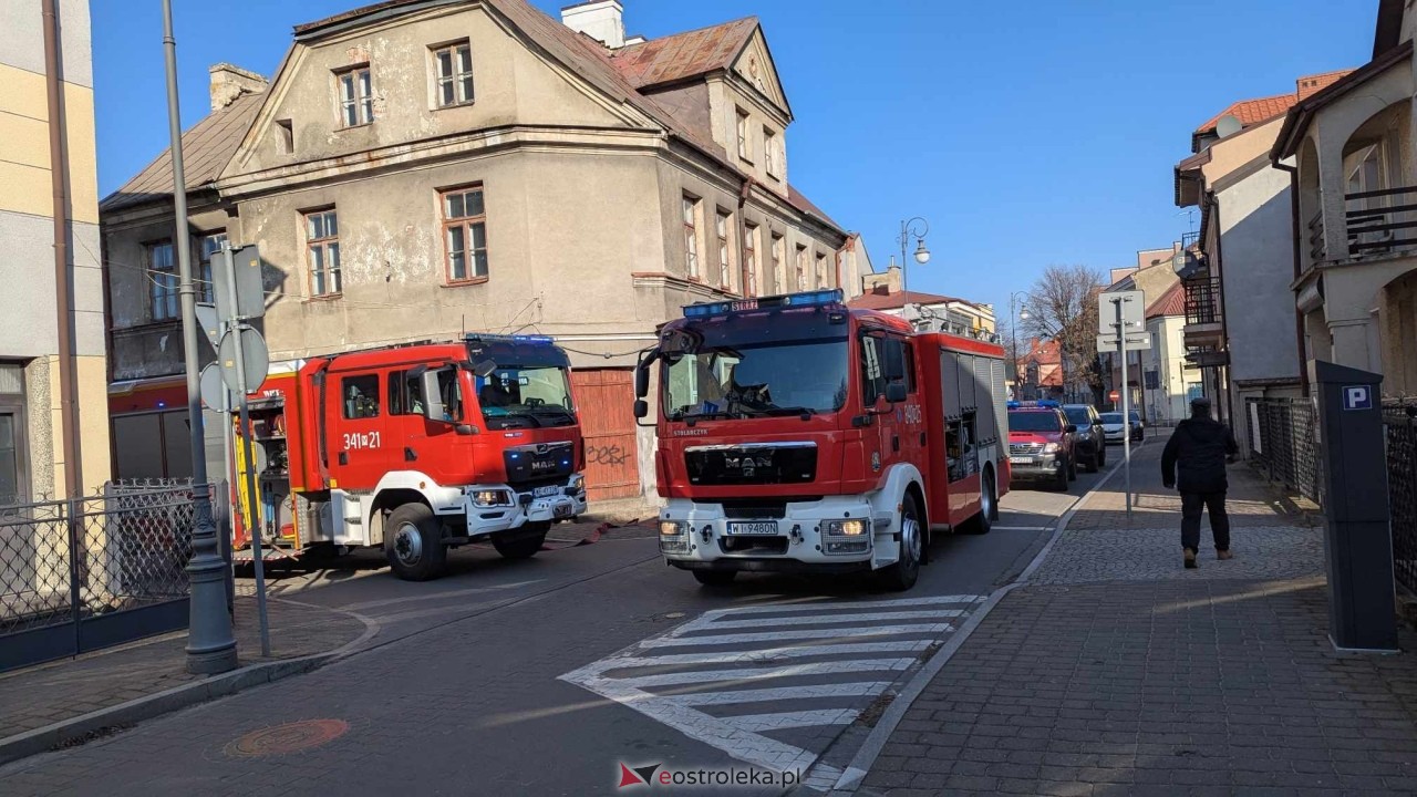 Pożar w kamienicy na Starym Mieście w Ostrołęce [12.02.2025] - zdjęcie #24 - eOstroleka.pl