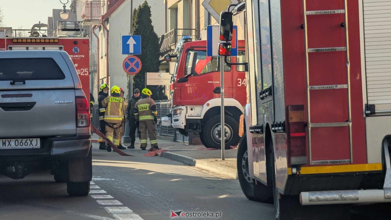 Pożar w kamienicy na Starym Mieście w Ostrołęce [12.02.2025] - zdjęcie #21 - eOstroleka.pl