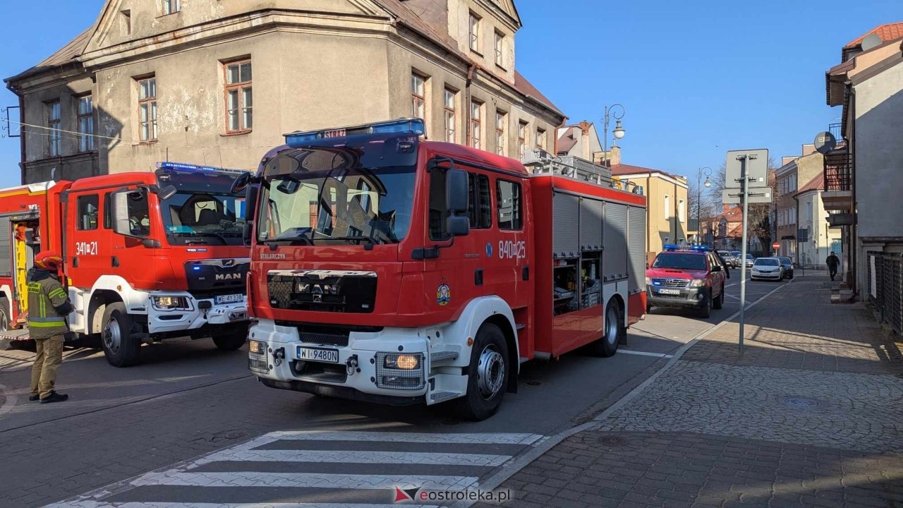 Pożar w kamienicy na Starym Mieście w Ostrołęce [12.02.2025] - zdjęcie #16 - eOstroleka.pl