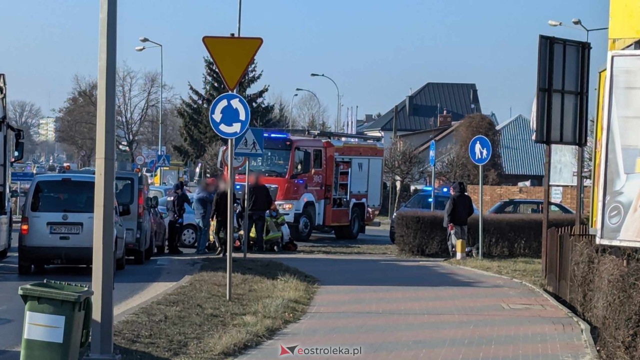 Akcja ratunkowa na rondzie im. Kupiszewskiego w Ostrołęce [12.02.2025] - zdjęcie #9 - eOstroleka.pl