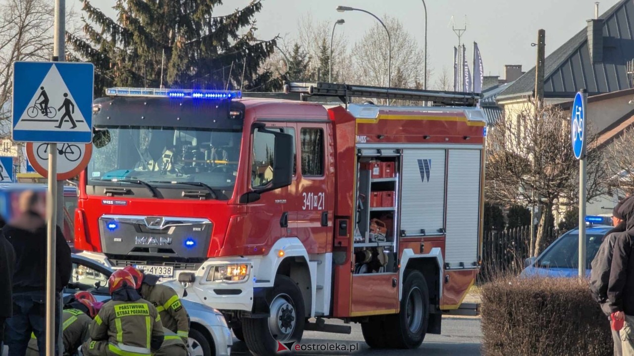 Akcja ratunkowa na rondzie im. Kupiszewskiego w Ostrołęce [12.02.2025] - zdjęcie #8 - eOstroleka.pl