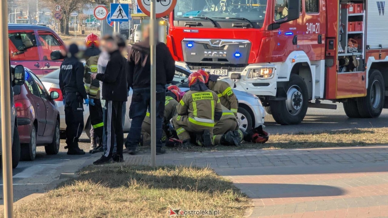 Akcja ratunkowa na rondzie im. Kupiszewskiego w Ostrołęce [12.02.2025] - zdjęcie #7 - eOstroleka.pl