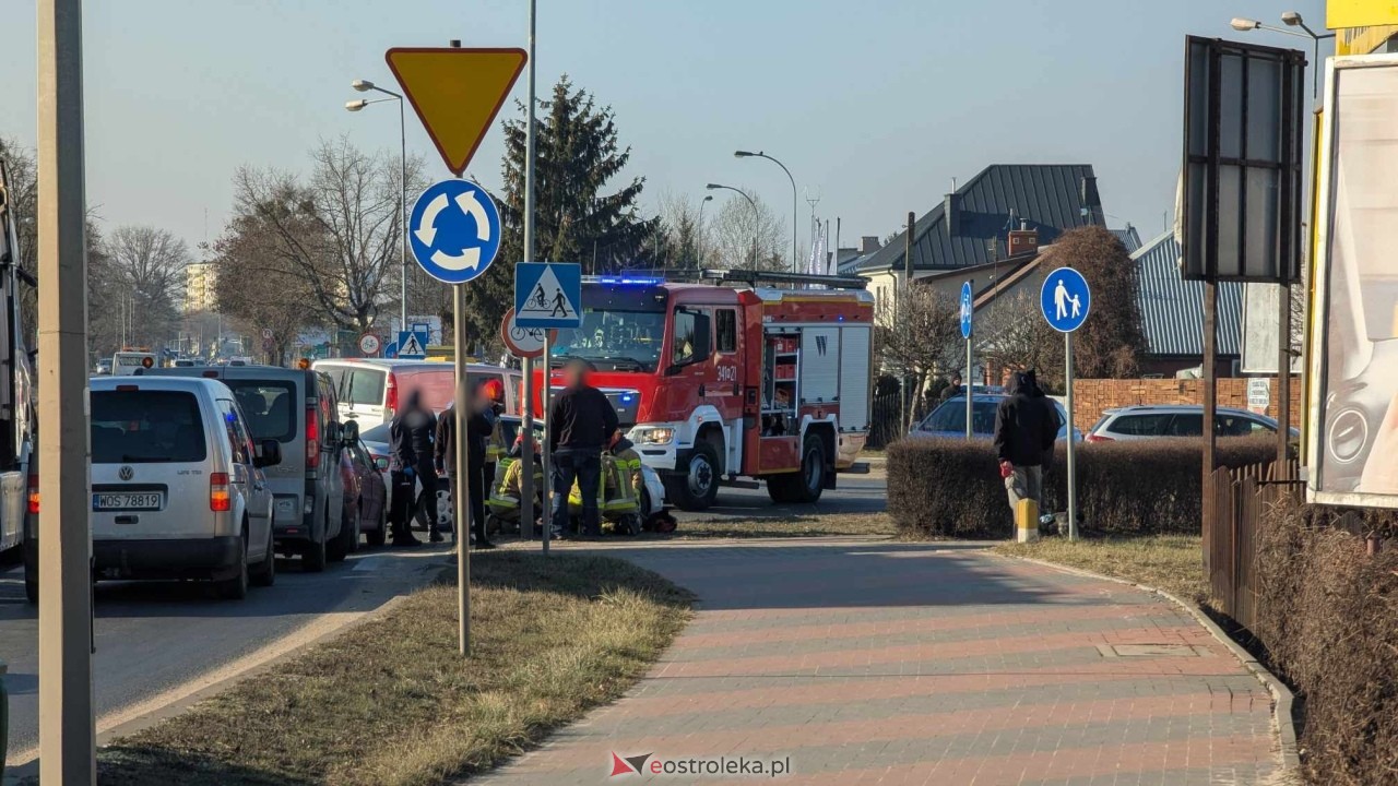 Akcja ratunkowa na rondzie im. Kupiszewskiego w Ostrołęce [12.02.2025] - zdjęcie #6 - eOstroleka.pl