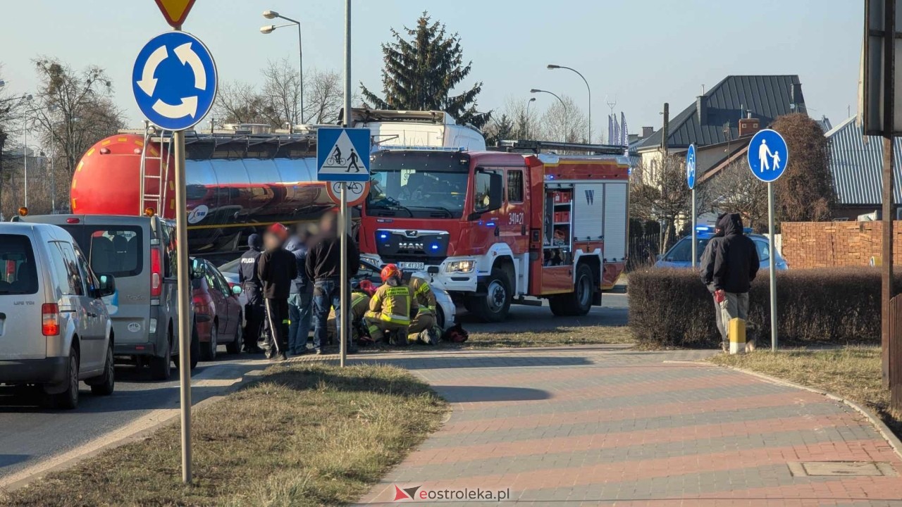 Akcja ratunkowa na rondzie im. Kupiszewskiego w Ostrołęce [12.02.2025] - zdjęcie #5 - eOstroleka.pl
