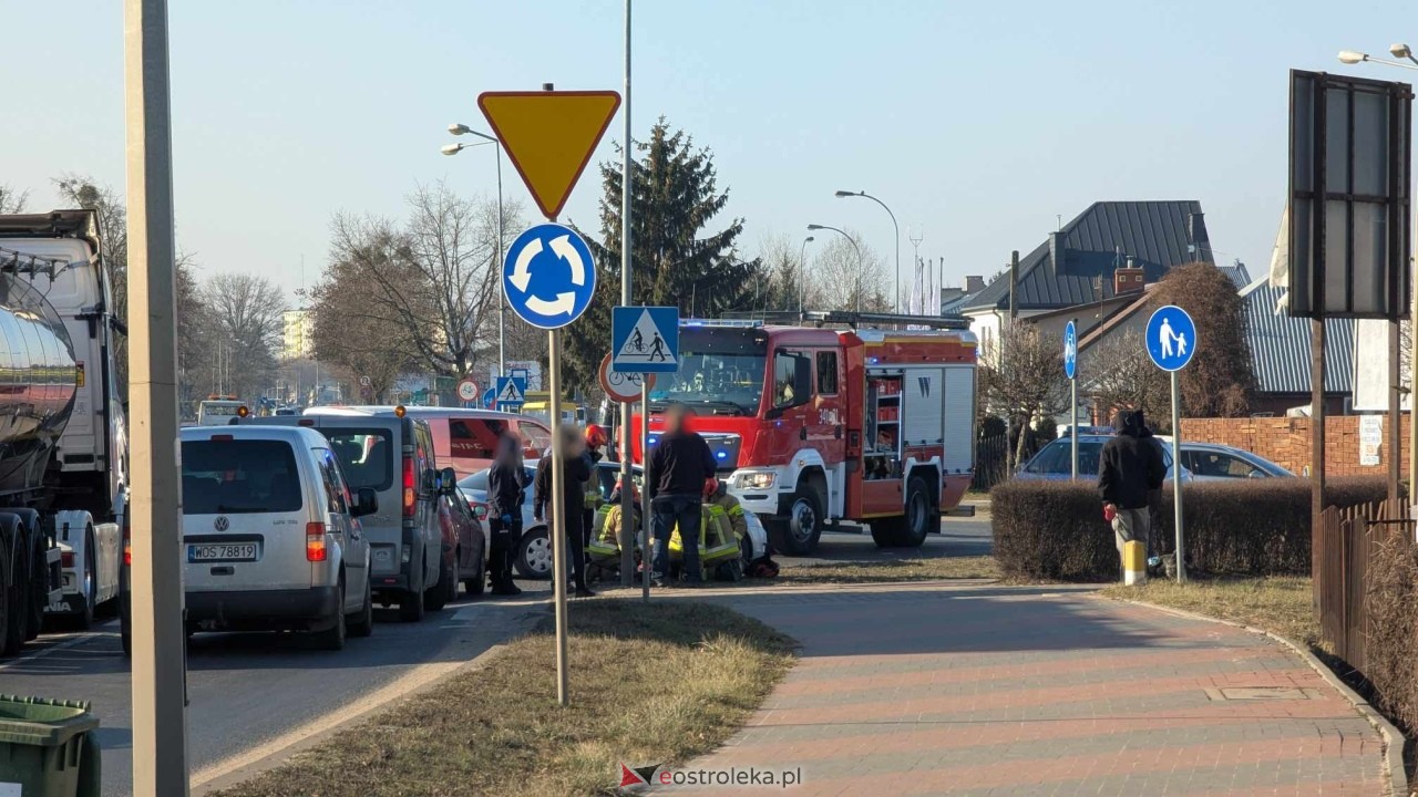 Akcja ratunkowa na rondzie im. Kupiszewskiego w Ostrołęce [12.02.2025] - zdjęcie #4 - eOstroleka.pl