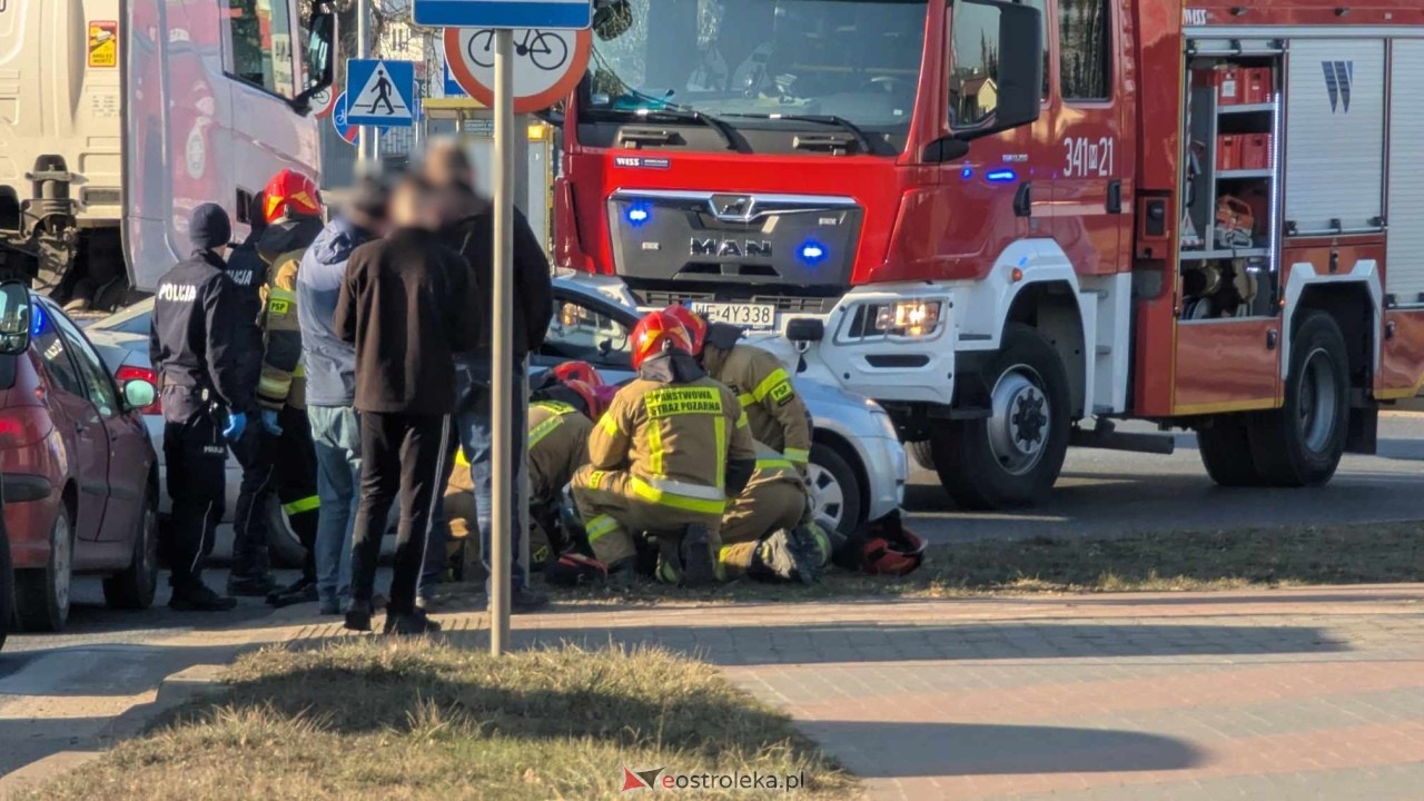 Akcja ratunkowa na rondzie im. Kupiszewskiego w Ostrołęce [12.02.2025] - zdjęcie #3 - eOstroleka.pl