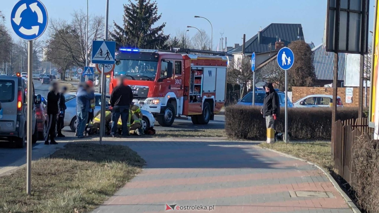 Akcja ratunkowa na rondzie im. Kupiszewskiego w Ostrołęce [12.02.2025] - zdjęcie #2 - eOstroleka.pl