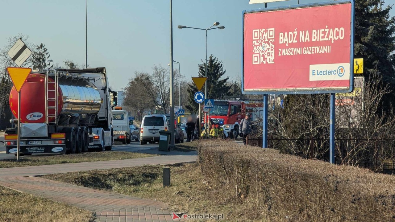 Akcja ratunkowa na rondzie im. Kupiszewskiego w Ostrołęce [12.02.2025] - zdjęcie #1 - eOstroleka.pl