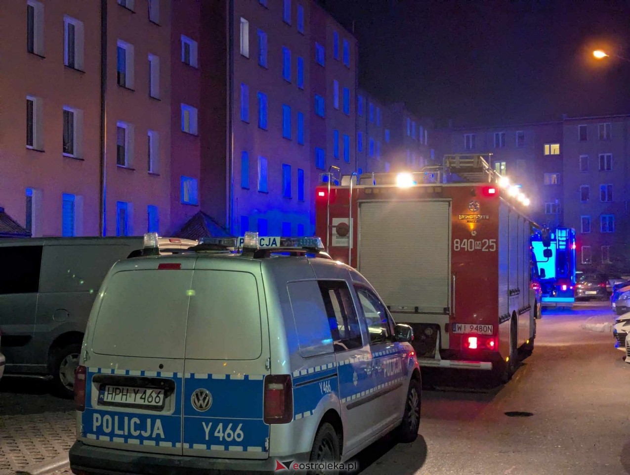 Akcja służb ratunkowych w bloku przy Goworowskiej [12.02.2025] - zdjęcie #9 - eOstroleka.pl