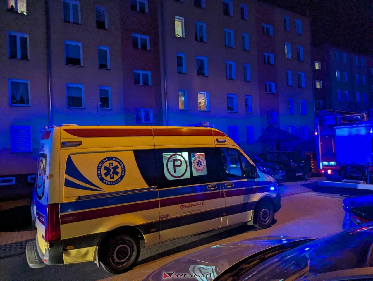 Akcja służb ratunkowych w bloku przy Goworowskiej [12.02.2025] - zdjęcie #8 - eOstroleka.pl