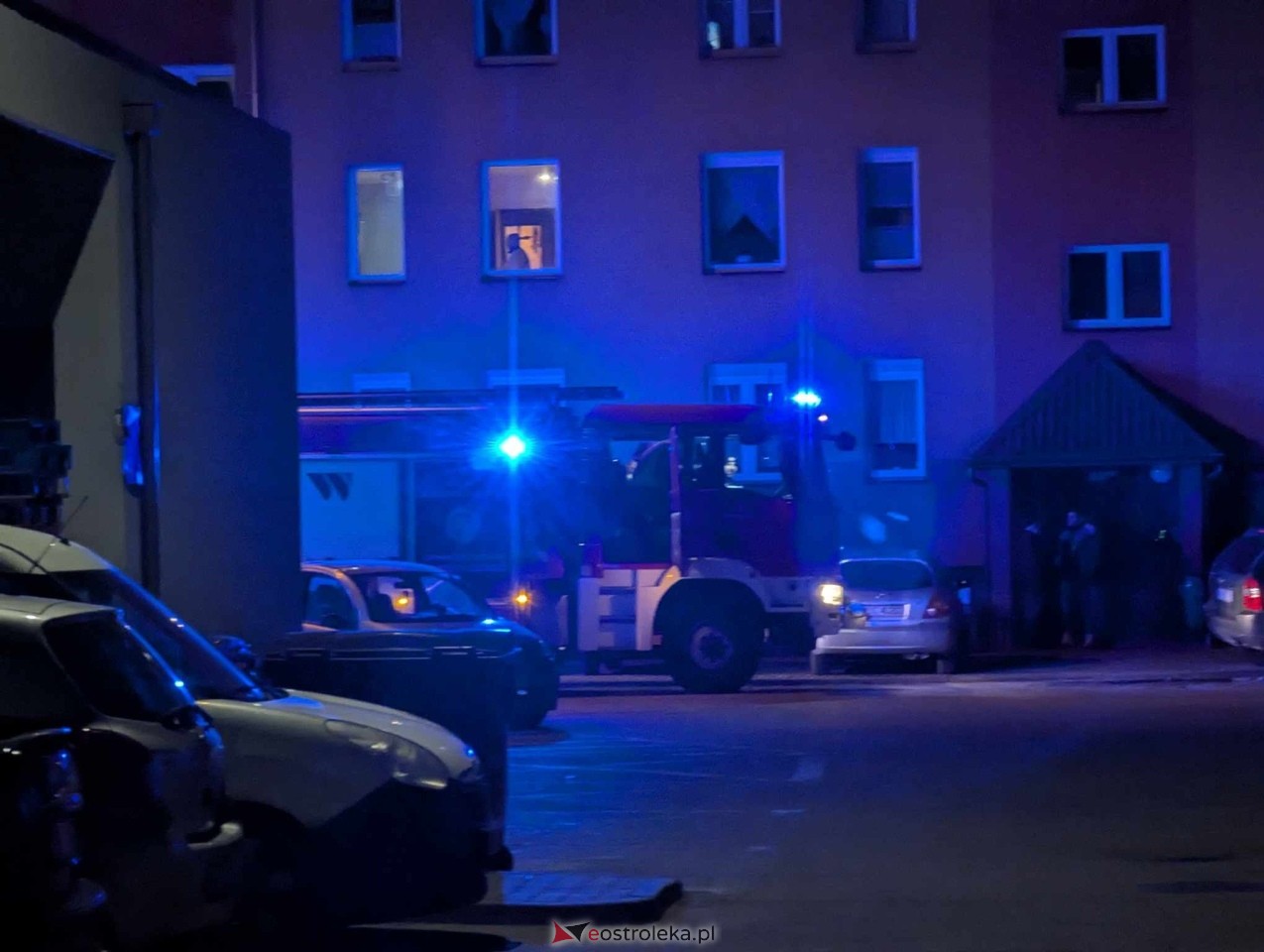 Akcja służb ratunkowych w bloku przy Goworowskiej [12.02.2025] - zdjęcie #7 - eOstroleka.pl