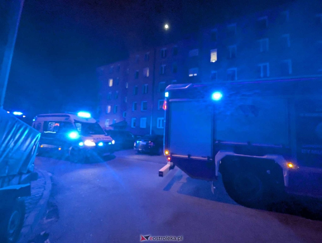 Akcja służb ratunkowych w bloku przy Goworowskiej [12.02.2025] - zdjęcie #1 - eOstroleka.pl