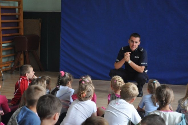 Komisarz Kurpik odwiedził uczniów Szkoły Podstawowej nr 5 (7.IX.2011) - zdjęcie #5 - eOstroleka.pl