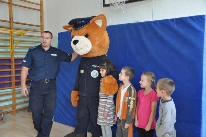 Komisarz Kurpik odwiedził uczniów Szkoły Podstawowej nr 5 (7.IX.2011) - zdjęcie #13 - eOstroleka.pl