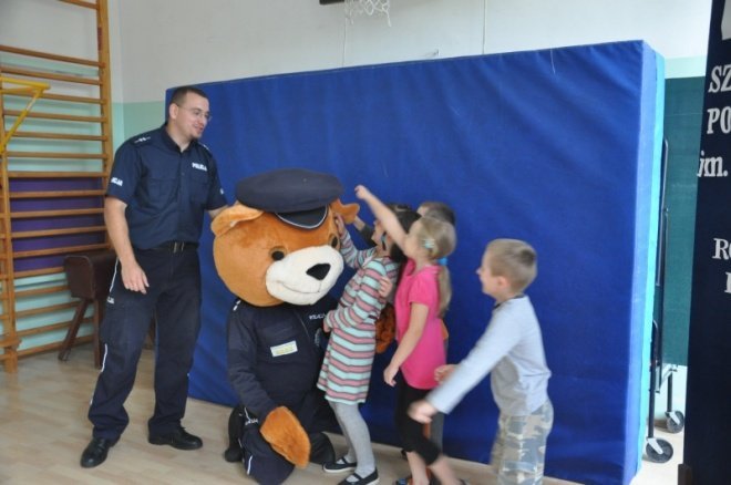 Komisarz Kurpik odwiedził uczniów Szkoły Podstawowej nr 5 (7.IX.2011) - zdjęcie #15 - eOstroleka.pl