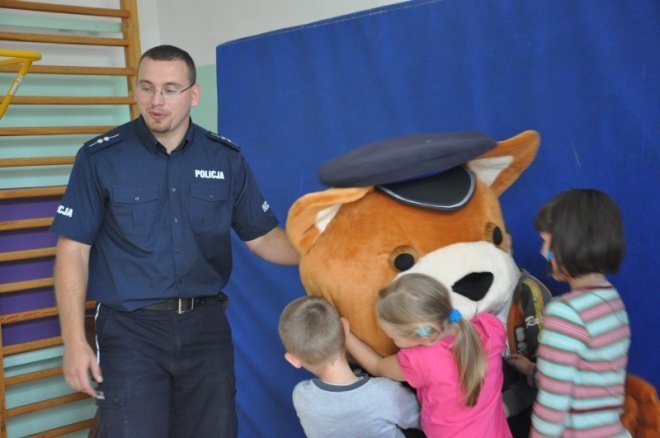 Komisarz Kurpik odwiedził uczniów Szkoły Podstawowej nr 5 (7.IX.2011) - zdjęcie #16 - eOstroleka.pl