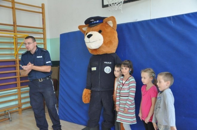 Komisarz Kurpik odwiedził uczniów Szkoły Podstawowej nr 5 (7.IX.2011) - zdjęcie #17 - eOstroleka.pl