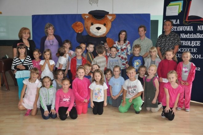 Komisarz Kurpik odwiedził uczniów Szkoły Podstawowej nr 5 (7.IX.2011) - zdjęcie #18 - eOstroleka.pl