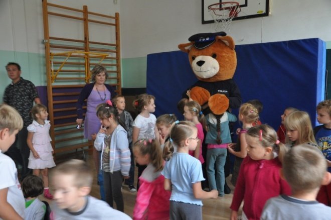 Komisarz Kurpik odwiedził uczniów Szkoły Podstawowej nr 5 (7.IX.2011) - zdjęcie #20 - eOstroleka.pl