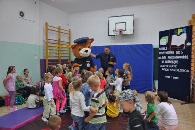 Komisarz Kurpik odwiedził uczniów Szkoły Podstawowej nr 5 (7.IX.2011) - zdjęcie #21 - eOstroleka.pl