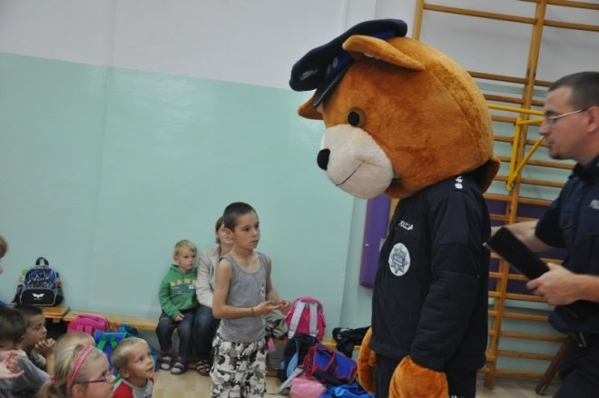 Komisarz Kurpik odwiedził uczniów Szkoły Podstawowej nr 5 (7.IX.2011) - zdjęcie #25 - eOstroleka.pl