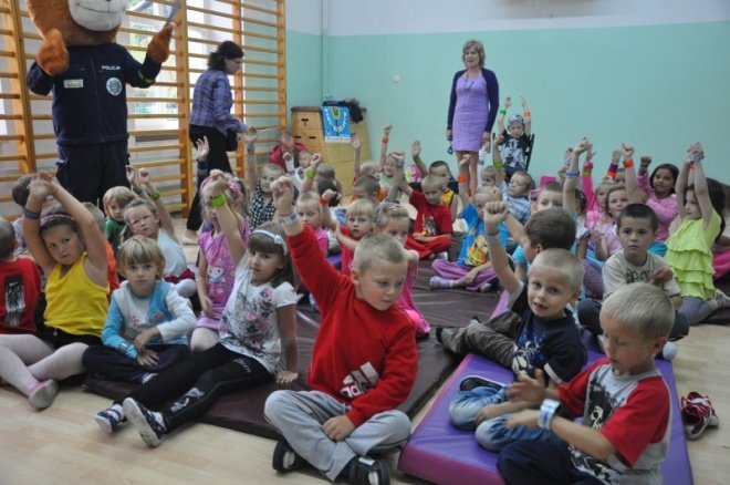 Komisarz Kurpik odwiedził uczniów Szkoły Podstawowej nr 5 (7.IX.2011) - zdjęcie #9 - eOstroleka.pl