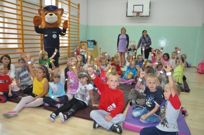 Komisarz Kurpik odwiedził uczniów Szkoły Podstawowej nr 5 (7.IX.2011) - zdjęcie #32 - eOstroleka.pl