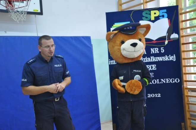Komisarz Kurpik odwiedził uczniów Szkoły Podstawowej nr 5 (7.IX.2011) - zdjęcie #33 - eOstroleka.pl