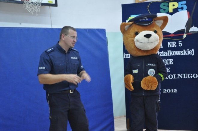 Komisarz Kurpik odwiedził uczniów Szkoły Podstawowej nr 5 (7.IX.2011) - zdjęcie #34 - eOstroleka.pl