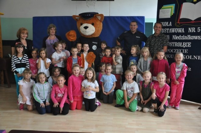 Komisarz Kurpik odwiedził uczniów Szkoły Podstawowej nr 5 (7.IX.2011) - zdjęcie #37 - eOstroleka.pl
