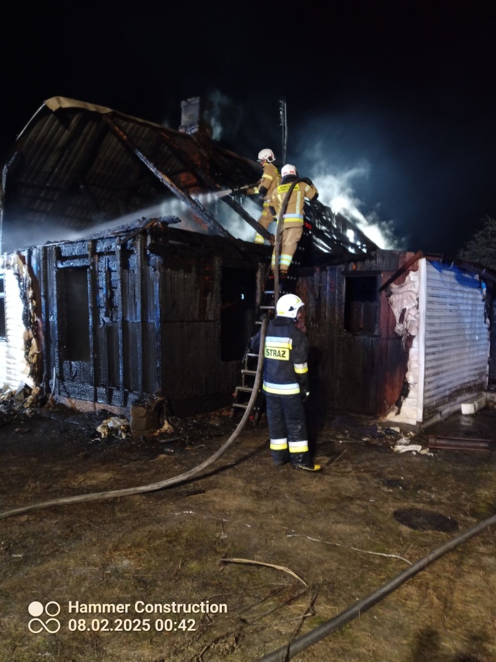 Tragiczny pożar w Myszyńcu - fot. eOstroleka, OSP Zdunek, OSP Myszyniec [7/8.02.2025] - zdjęcie #7 - eOstroleka.pl