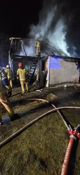 Tragiczny pożar w Myszyńcu - fot. eOstroleka, OSP Zdunek, OSP Myszyniec [7/8.02.2025] - zdjęcie #6 - eOstroleka.pl