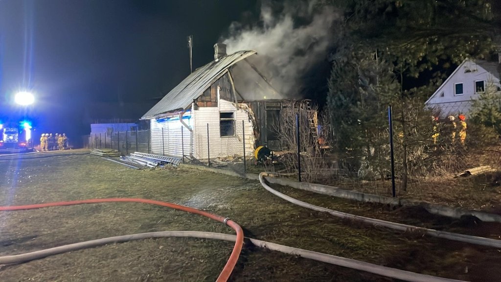 Tragiczny pożar w Myszyńcu - fot. eOstroleka, OSP Zdunek, OSP Myszyniec [7/8.02.2025] - zdjęcie #9 - eOstroleka.pl