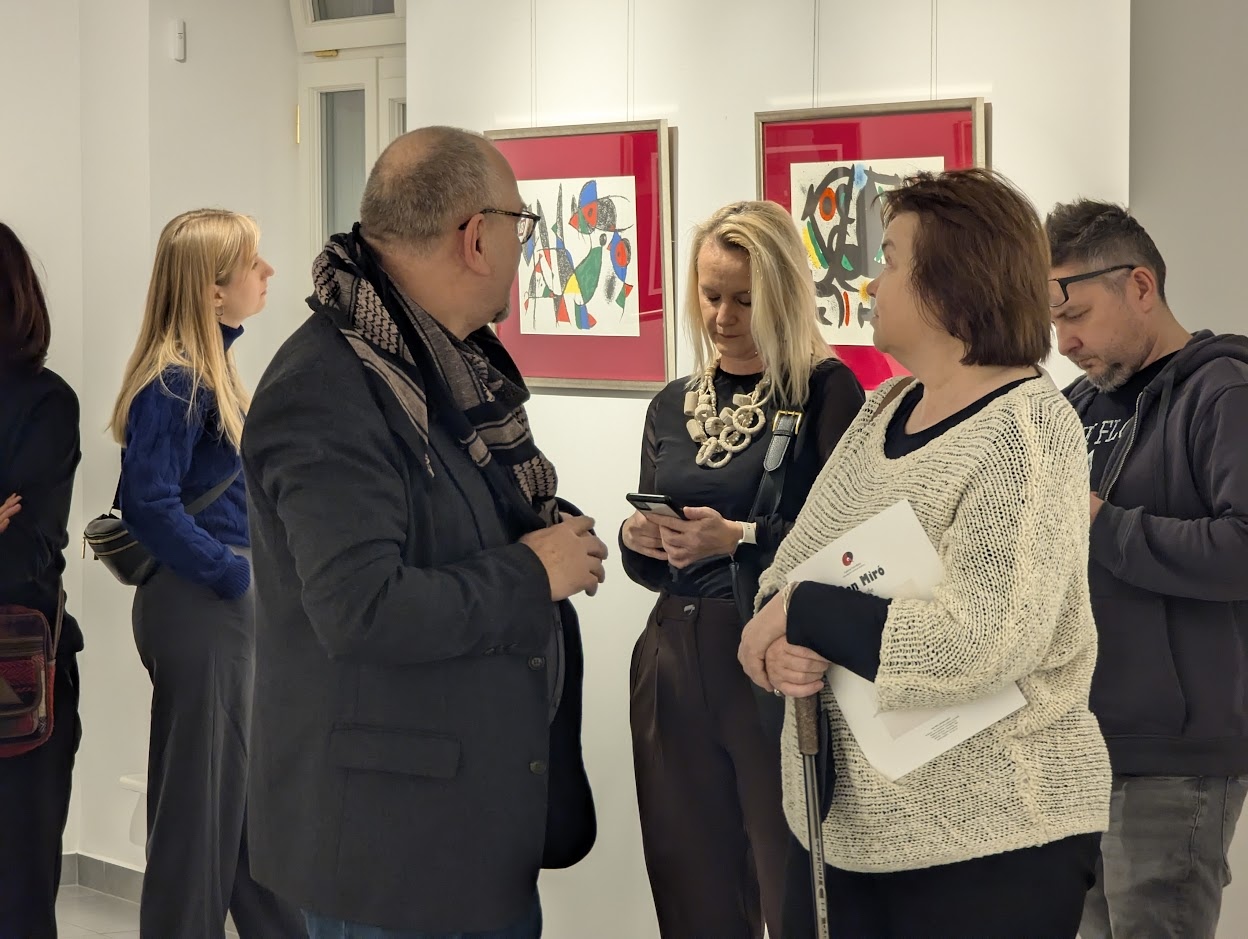 Wernisaż dzieł Joana Miró w Galerii Ostrołęka [13.02.2025] - zdjęcie #5 - eOstroleka.pl