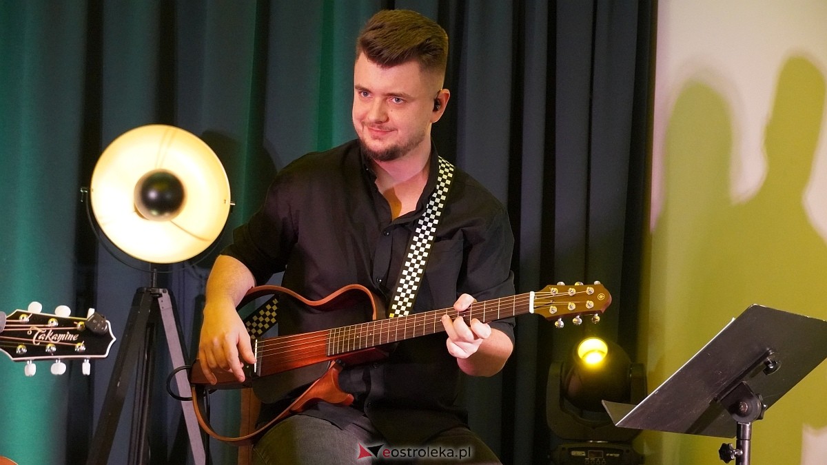 Koncert walentynkowy Krisu w Olszewie-Borkach [14.02.2025] - zdjęcie #14 - eOstroleka.pl