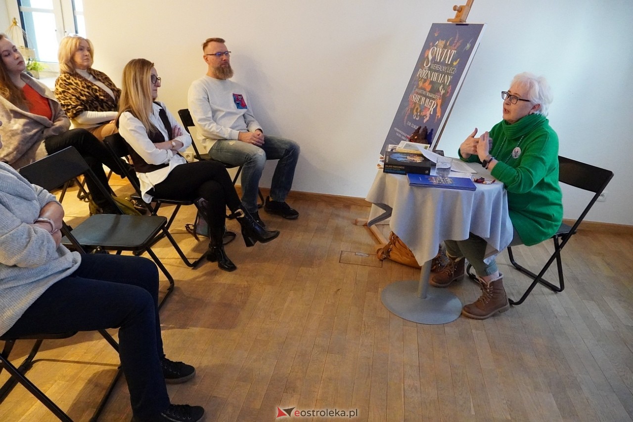 „Szkice ze sztuki zwanej naiwną – malarstwo Magdaleny Shummer: spotkanie z Joanną Kalinowsk [16.02.2025] - zdjęcie #6 - eOstroleka.pl