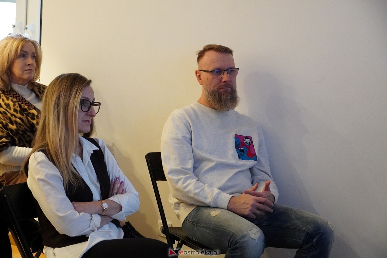 „Szkice ze sztuki zwanej naiwną – malarstwo Magdaleny Shummer: spotkanie z Joanną Kalinowsk [16.02.2025] - zdjęcie #4 - eOstroleka.pl