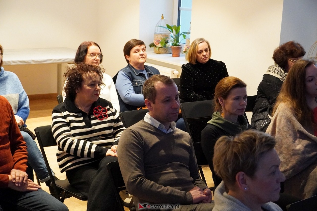 „Szkice ze sztuki zwanej naiwną – malarstwo Magdaleny Shummer: spotkanie z Joanną Kalinowsk [16.02.2025] - zdjęcie #3 - eOstroleka.pl