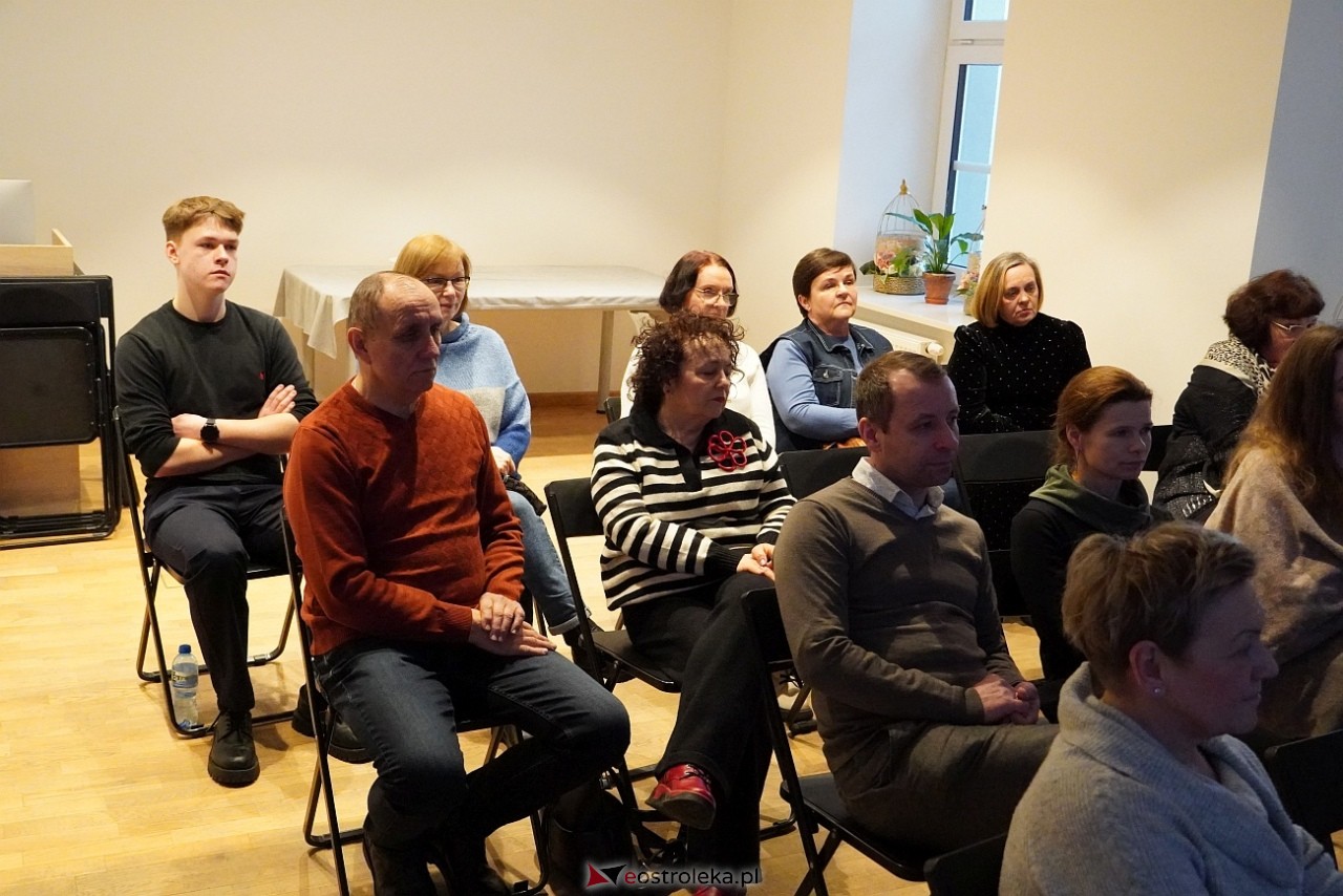 „Szkice ze sztuki zwanej naiwną – malarstwo Magdaleny Shummer: spotkanie z Joanną Kalinowsk [16.02.2025] - zdjęcie #2 - eOstroleka.pl