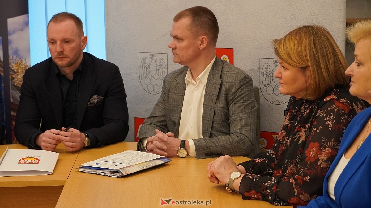 Podpisanie umowy na budowę drogi Zamość - Gostery [18.02.2025] - zdjęcie #7 - eOstroleka.pl