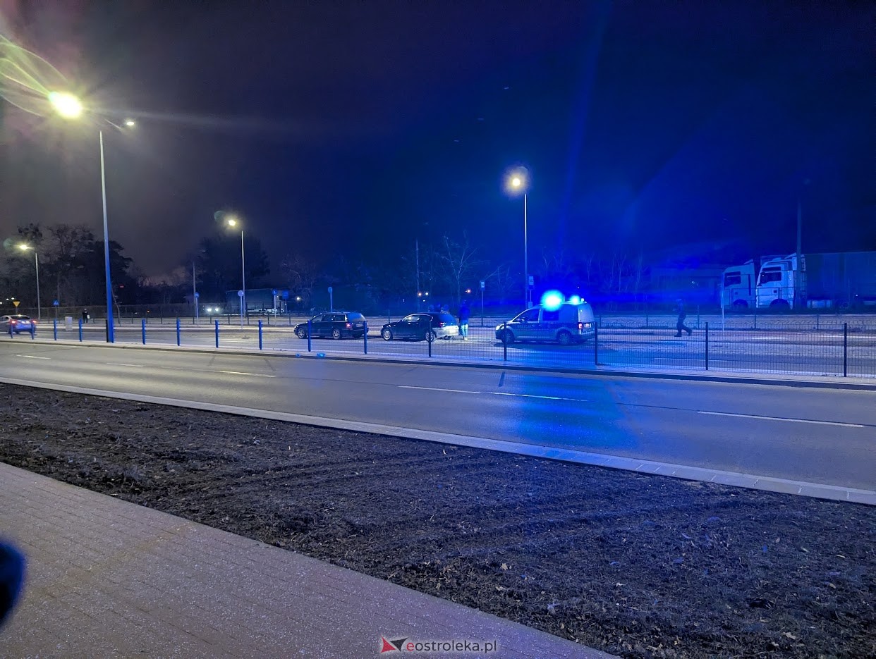 Kolizja na rondzie Zofii Niedziałkowskiej w Ostrołęce [18.02.2025] - zdjęcie #4 - eOstroleka.pl
