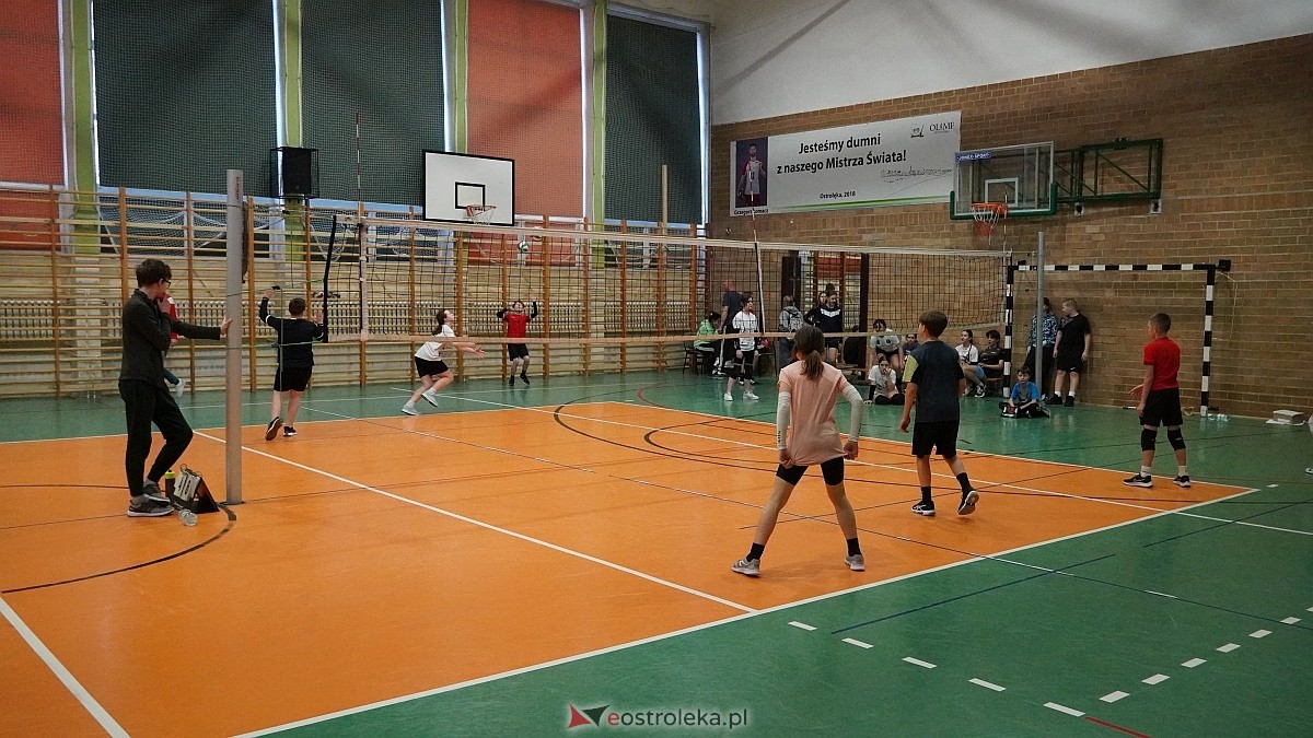 Walentynkowy turniej siatkówki w SP 5 [19.02.2025] - zdjęcie #77 - eOstroleka.pl
