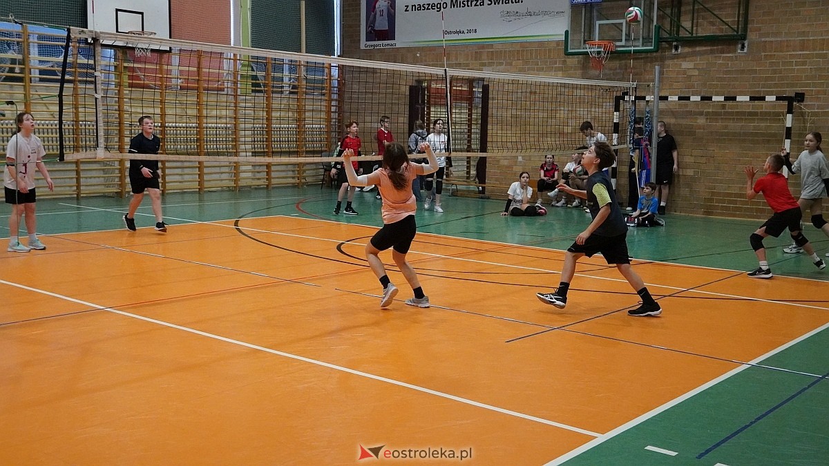 Walentynkowy turniej siatkówki w SP 5 [19.02.2025] - zdjęcie #76 - eOstroleka.pl