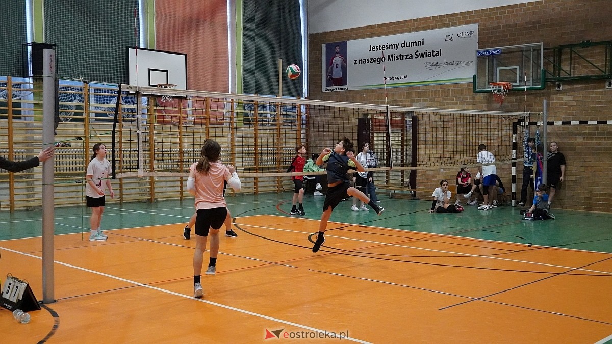Walentynkowy turniej siatkówki w SP 5 [19.02.2025] - zdjęcie #75 - eOstroleka.pl