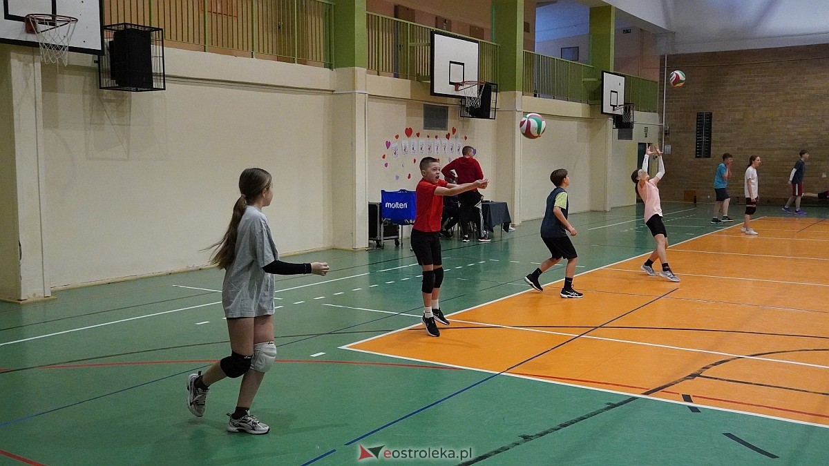 Walentynkowy turniej siatkówki w SP 5 [19.02.2025] - zdjęcie #72 - eOstroleka.pl