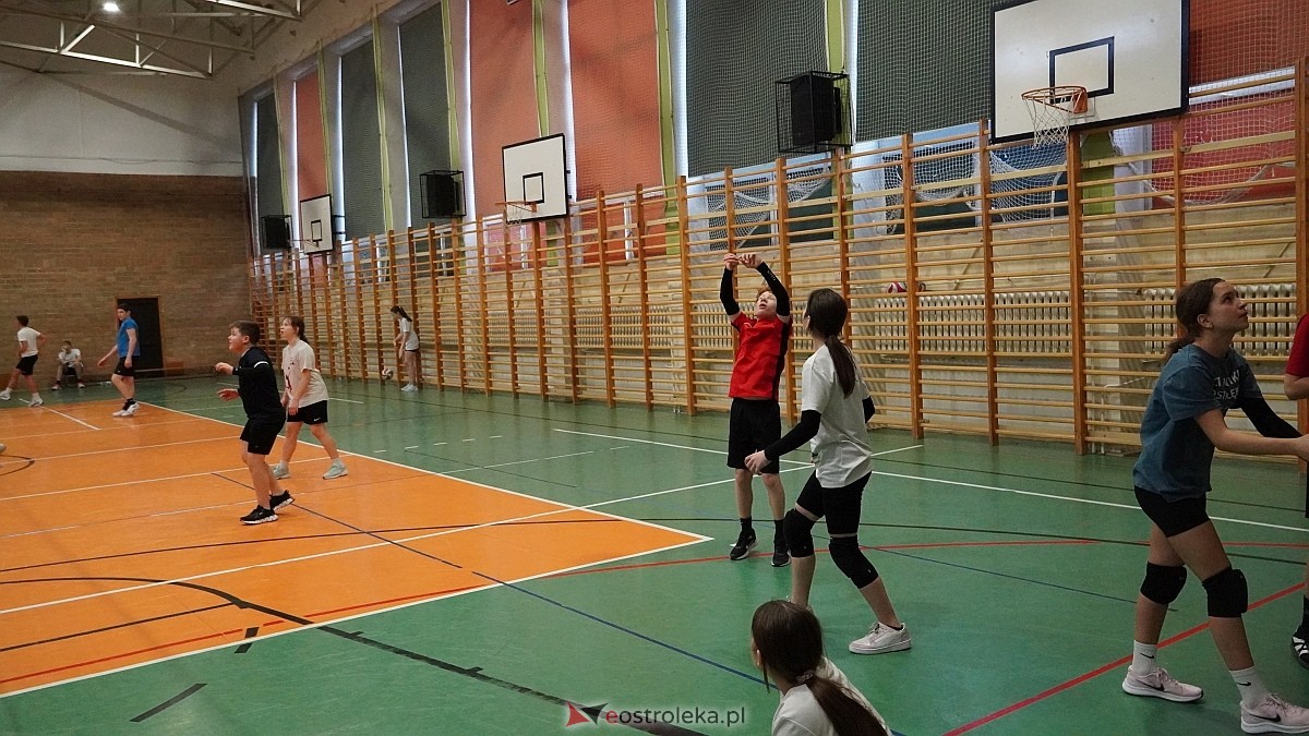 Walentynkowy turniej siatkówki w SP 5 [19.02.2025] - zdjęcie #71 - eOstroleka.pl