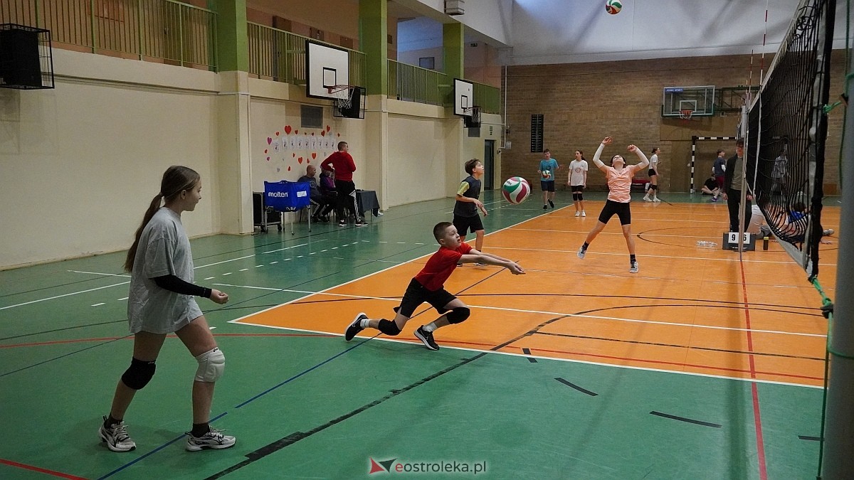 Walentynkowy turniej siatkówki w SP 5 [19.02.2025] - zdjęcie #70 - eOstroleka.pl