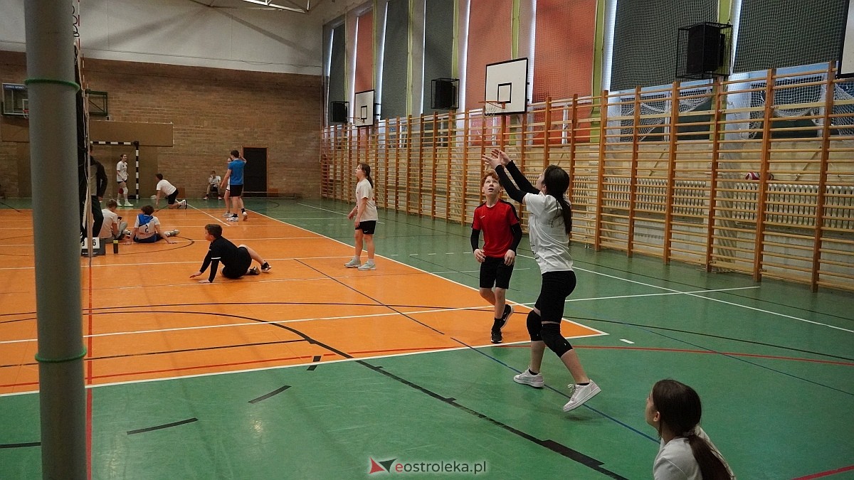 Walentynkowy turniej siatkówki w SP 5 [19.02.2025] - zdjęcie #69 - eOstroleka.pl